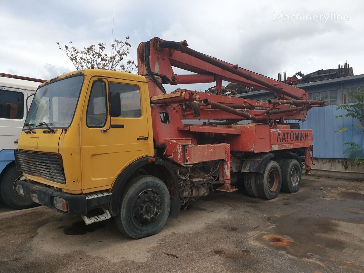 Schwing  on chassis Mercedes-Benz 2628 concrete pump